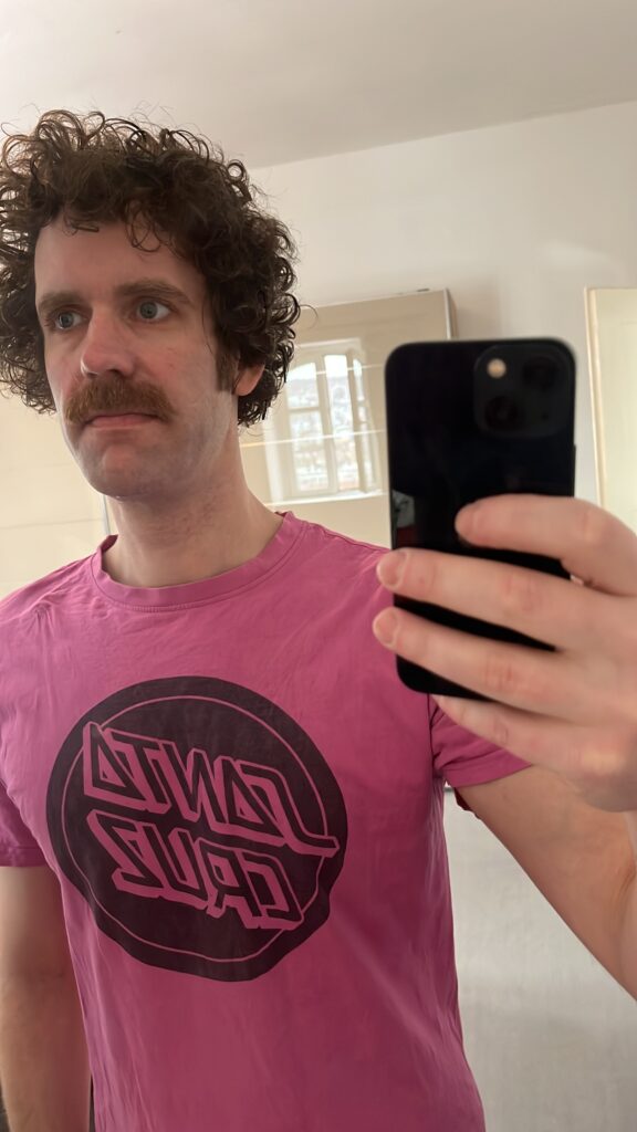 Bastian Dirk vom Dahl in pinken T-Shirt mit Schnorres
